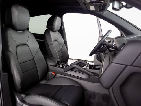 New 2026 Porsche Cayenne S image 33