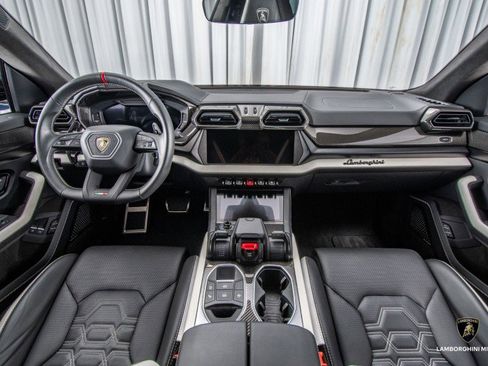 Used 2025 Lamborghini Urus SE image 50