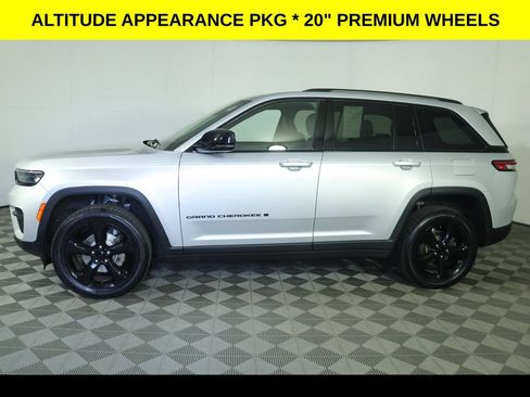Used 2023 Jeep Grand Cherokee Altitude AWD/4WD image 6