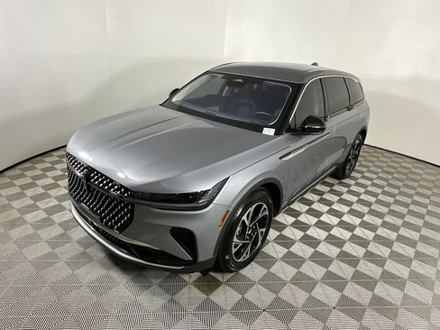 Used 2025 Lincoln Nautilus Premier image 9