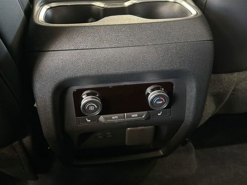 Used 2025 Buick Enclave Avenir FWD image 29