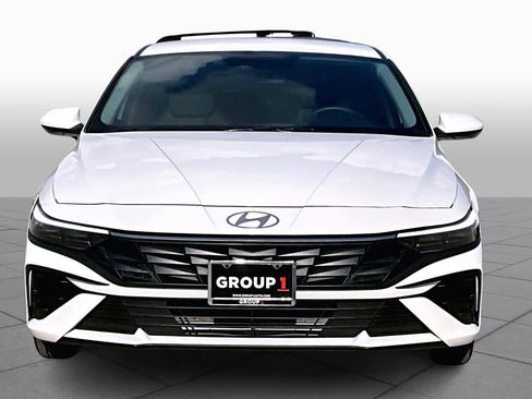 Certified 2025 Hyundai Elantra SE image 3