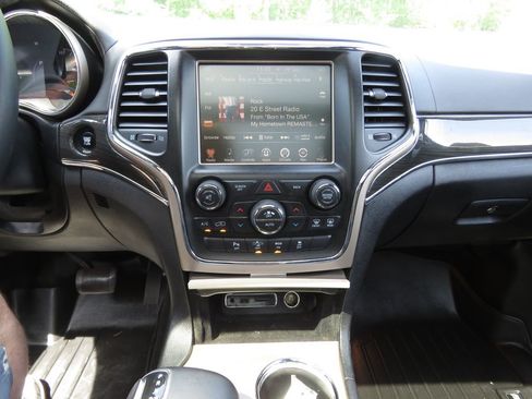 Used 2014 Jeep Grand Cherokee Overland w/ Advanced Technology Group AWD/4WD image 27