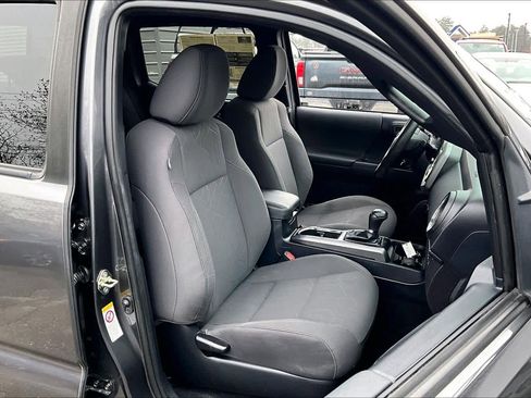 Used 2018 Toyota Tacoma TRD Off-Road w/ Technology Package image 8