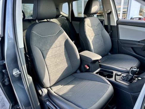 Used 2024 Volkswagen Taos SE image 23