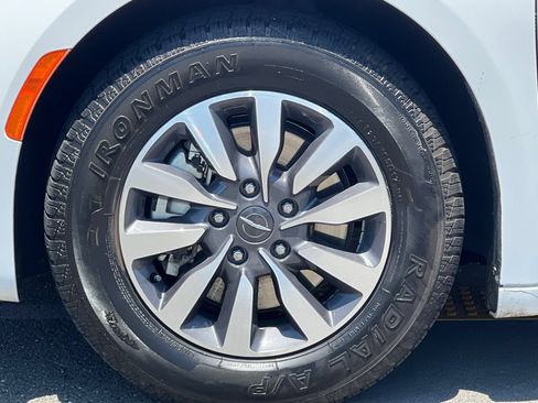 Used 2024 Chrysler Pacifica Limited FWD image 34