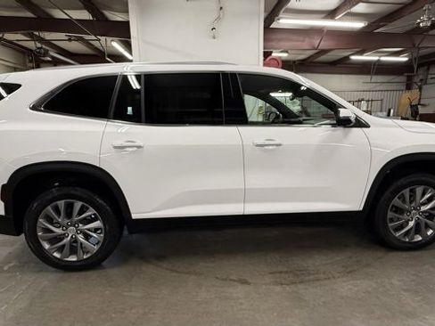 Used 2025 Buick Enclave Preferred image 4
