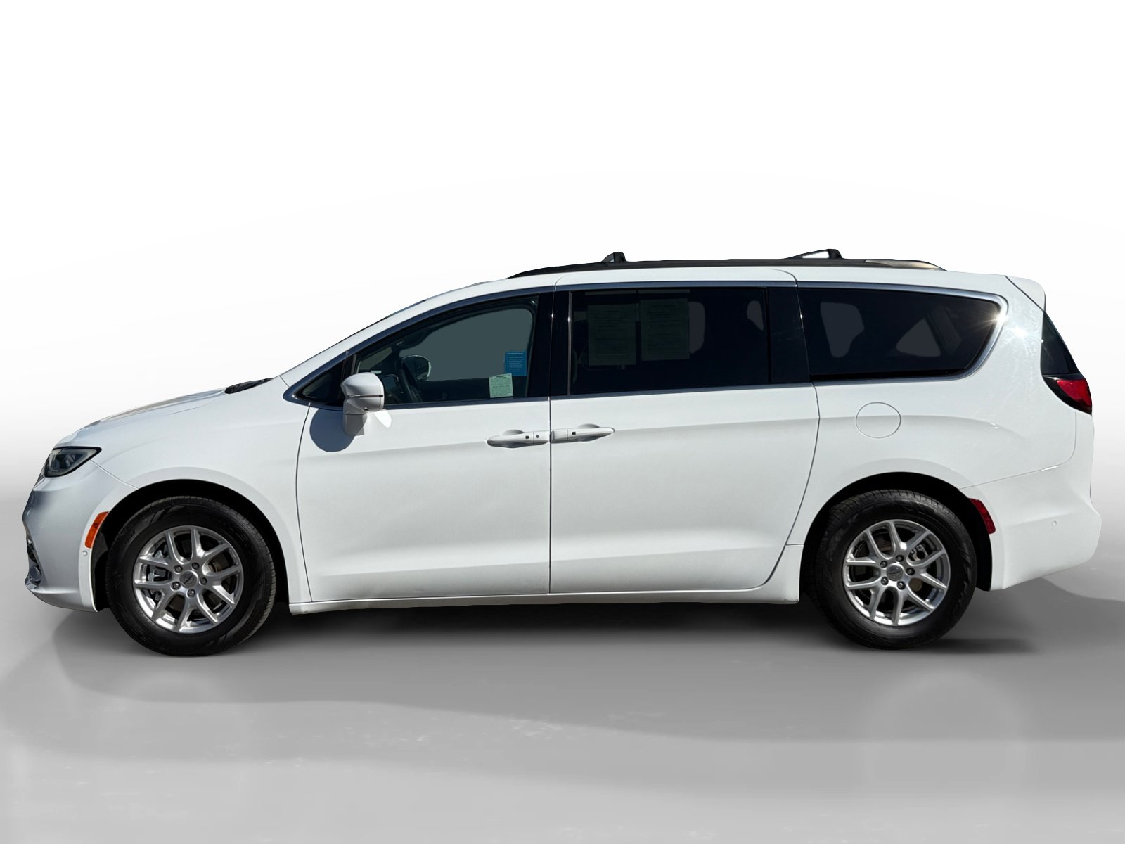 Used 2022 Chrysler Pacifica Touring-L w/ Uconnect Theater Family Group FWD image 2