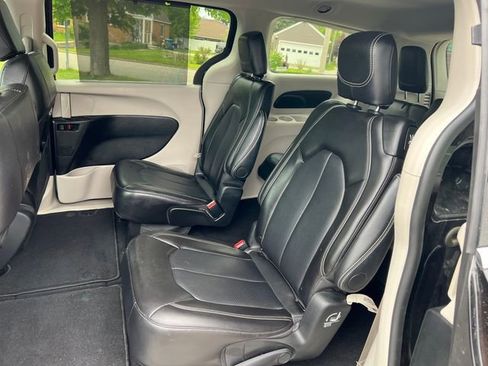 Used 2024 Chrysler Pacifica Touring-L FWD image 4