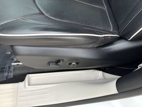 Used 2023 Chrysler Pacifica Limited FWD image 10