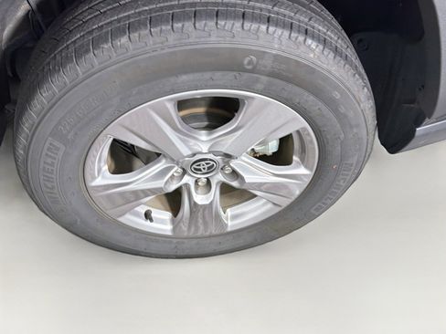 Used 2025 Toyota RAV4 XLE AWD/4WD image 11
