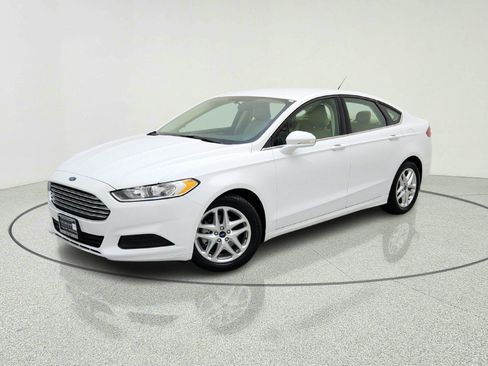 Used 2015 Ford Fusion SE FWD image 1