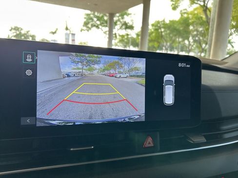 Used 2025 Kia Carnival EX image 9