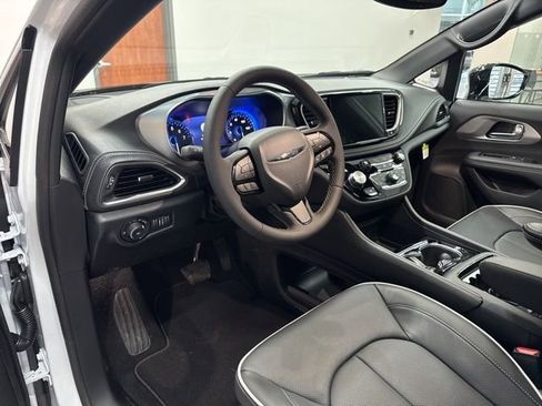 New 2026 Chrysler Pacifica Limited w/ S Appearance Package image 25