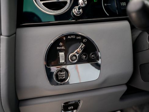 Used 2025 Rolls-Royce Cullinan AWD/4WD image 32