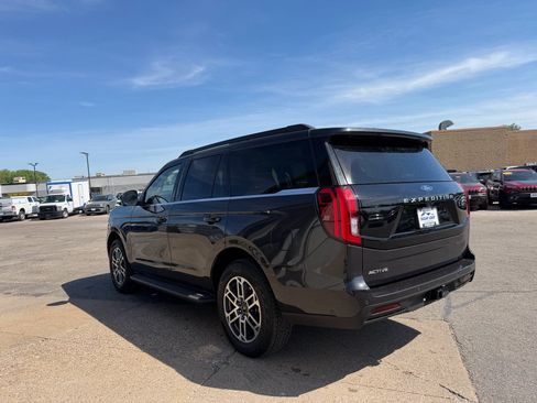 Used 2025 Ford Expedition Active AWD/4WD image 6