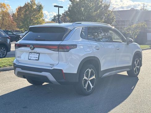 Used 2025 Volkswagen Tiguan SE image 28