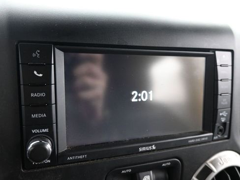 Used 2016 Jeep Wrangler Unlimited Rubicon image 18