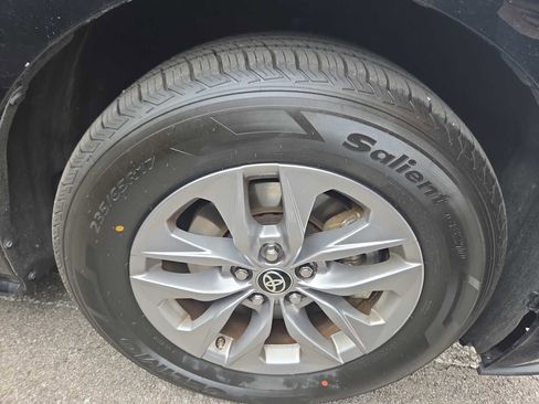 Used 2024 Toyota Sienna LE image 2