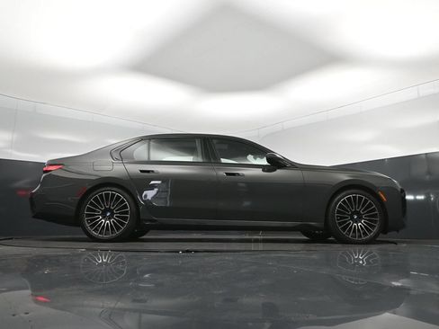 Certified 2026 BMW 740i w/ Executive Package RWD image 43