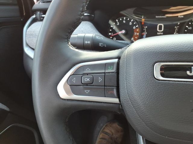 Used 2025 Jeep Compass Latitude w/ Sun & Sound Group AWD/4WD image 17