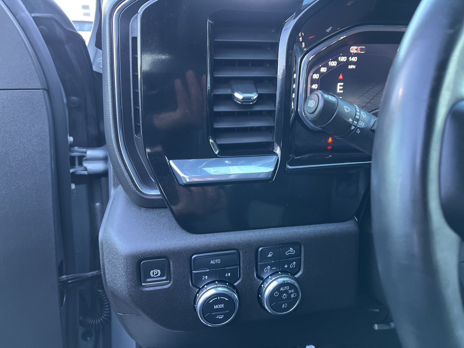Used 2025 GMC Sierra 1500 SLT AWD/4WD image 33