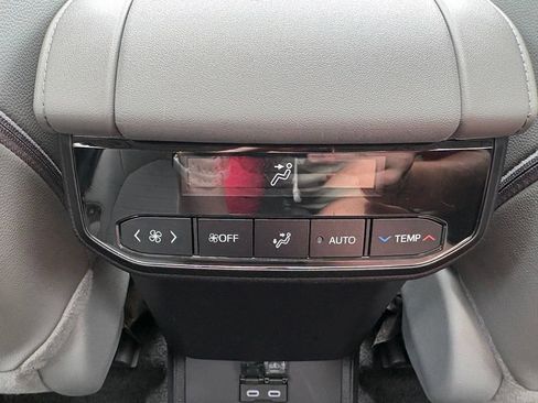Used 2024 Toyota Highlander XLE AWD/4WD image 41