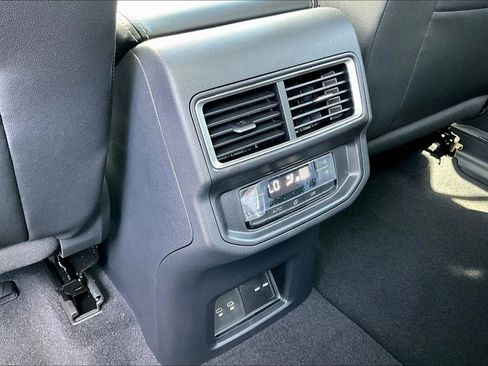 New 2026 Volkswagen Atlas SE image 9