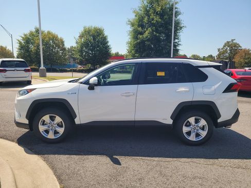 Used 2020 Toyota RAV4 XLE w/ Convenience Package AWD/4WD image 6