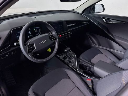 Used 2025 Kia Niro LX image 11
