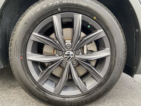 Used 2022 Volkswagen Tiguan SE image 36