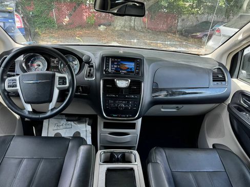 Used 2016 Chrysler Town & Country Touring FWD image 10