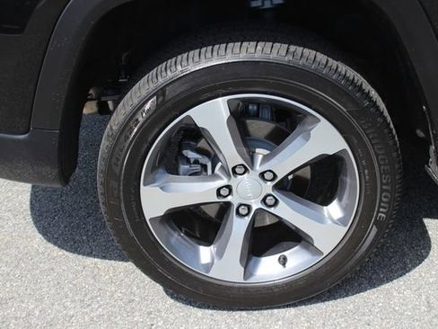 Used 2025 Jeep Grand Cherokee Limited w/ Luxury Tech Group II AWD/4WD image 39