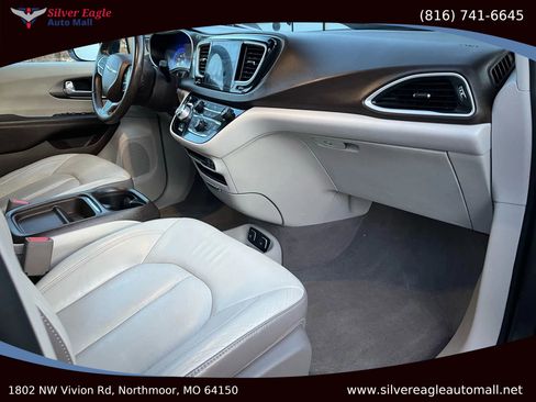 Used 2017 Chrysler Pacifica Touring-L w/ Tire & Wheel Group image 7