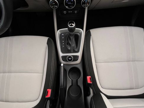 Used 2025 Hyundai Venue SEL FWD image 19