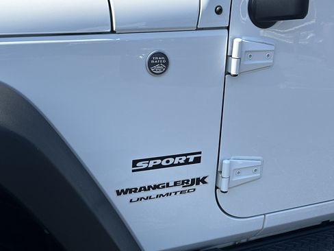 Used 2018 Jeep Wrangler Unlimited Sport S AWD/4WD image 14