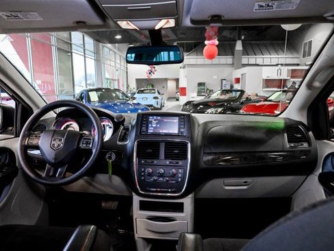 Used 2019 Dodge Grand Caravan SE w/ UConnect Hands-Free Group image 26