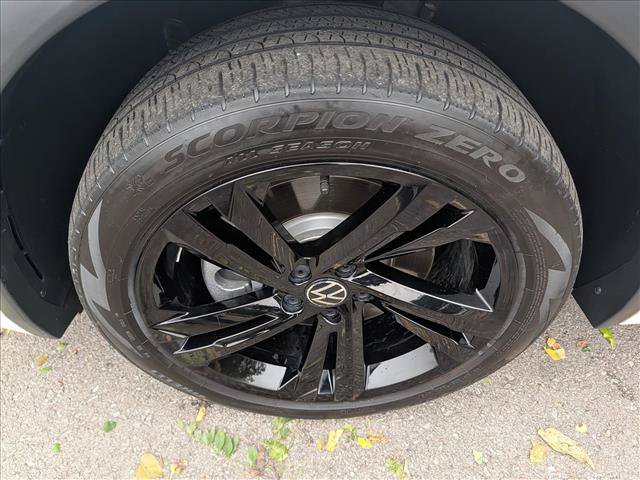 Used 2024 Volkswagen Tiguan SE R-Line AWD/4WD image 9