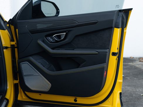 Used 2021 Lamborghini Urus image 33