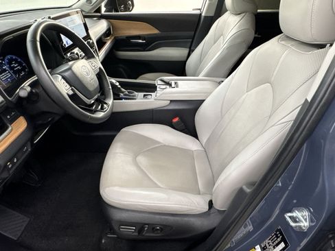 Used 2024 Toyota Grand Highlander AWD image 16