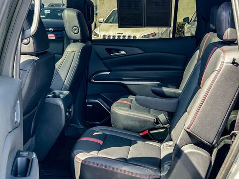 Used 2024 Chevrolet Traverse RS w/ LPO, Floor Liner Package FWD image 19