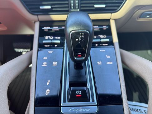 Used 2023 Porsche Cayenne Coupe image 24