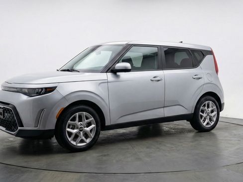 Used 2025 Kia Soul LX w/ LX Technology Package FWD image 3