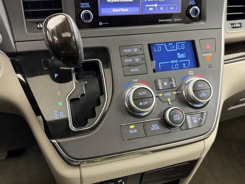 Used 2019 Toyota Sienna XLE FWD image 23