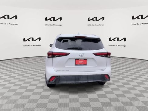 Used 2024 Toyota Highlander XLE image 7