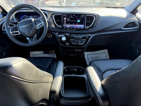 Used 2025 Chrysler Pacifica Select image 21