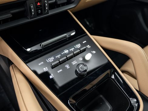 Certified 2026 Porsche Cayenne AWD/4WD image 22