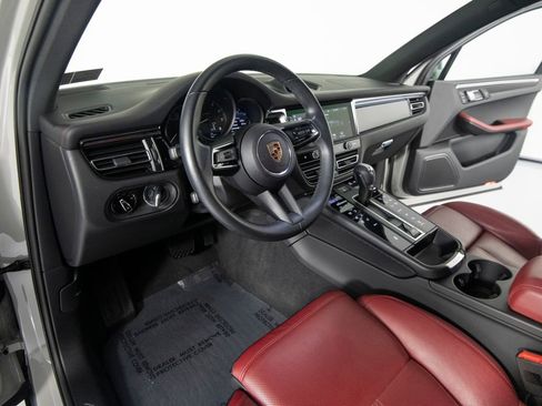 Certified 2025 Porsche Macan AWD/4WD image 16