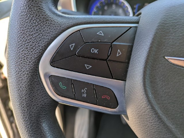Used 2017 Chrysler Pacifica Touring FWD image 11