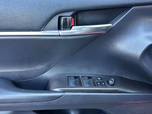 Used 2022 Toyota Camry SE FWD image 8